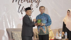 Ustadz Wijayanto pada Seminar Parenting SMP Batik 2020