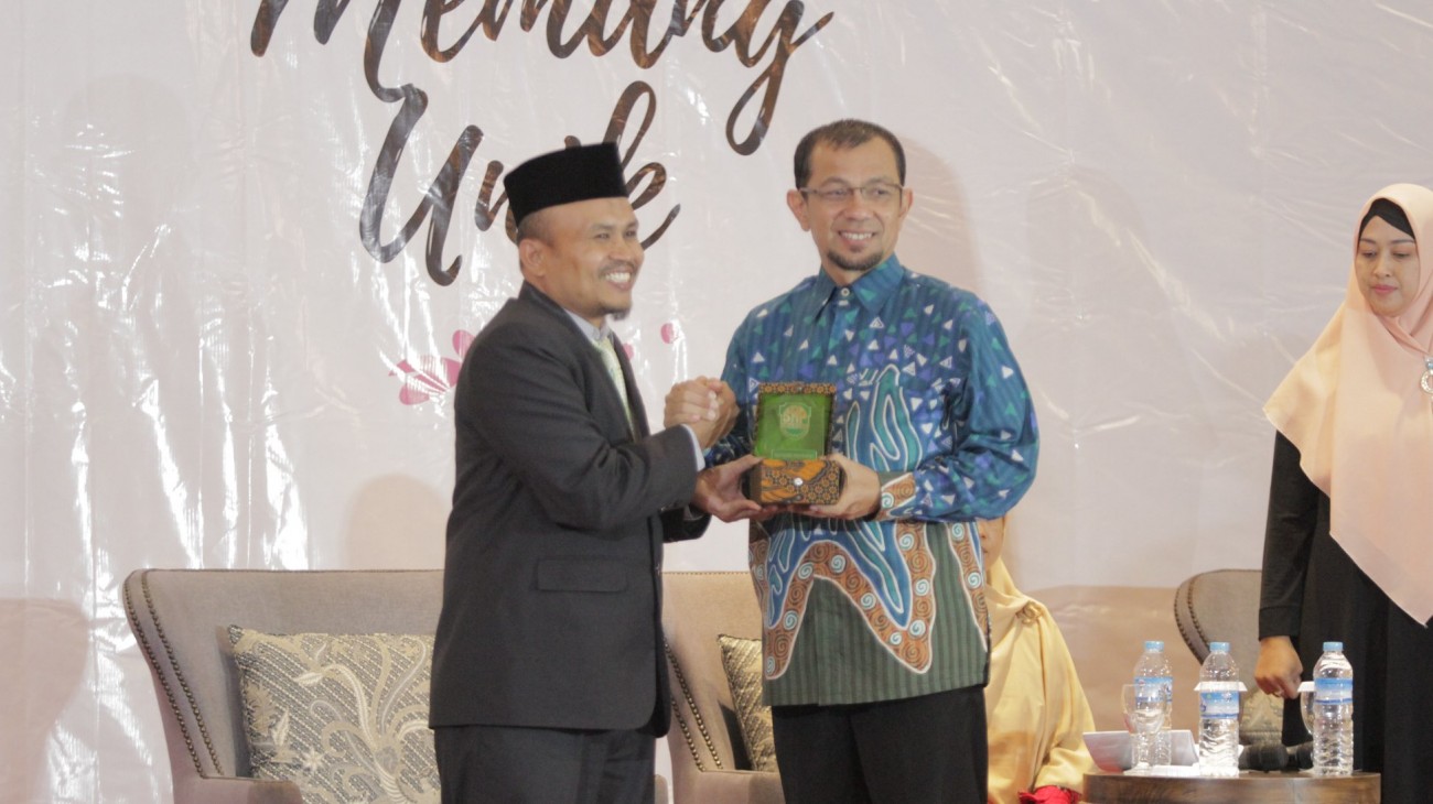Ustadz Wijayanto pada Seminar Parenting SMP Batik 2020